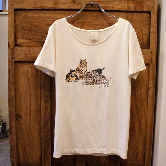 Pam's Closet Embroidered Cats Tee / Made in USA