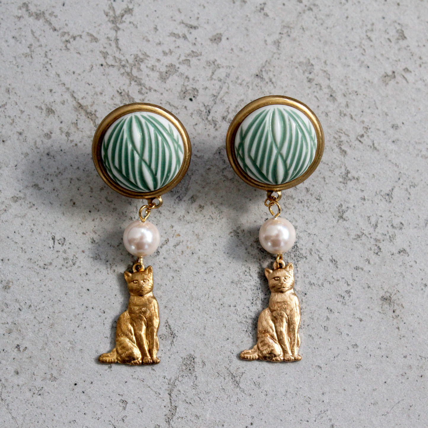 Scratched Cabochon & Sitting Cat Earring / Green