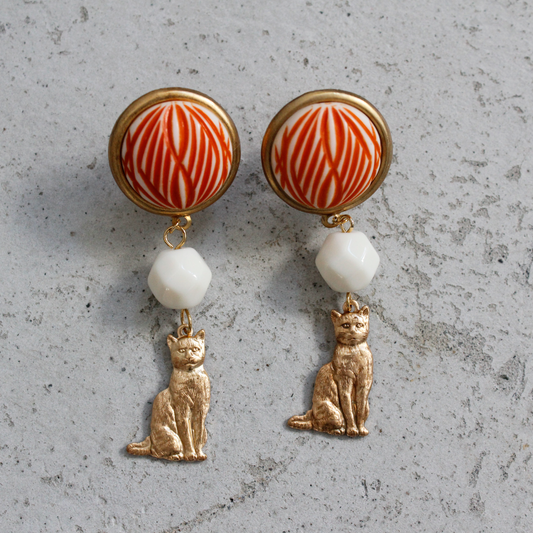 Scratched Cabochon & Sitting Cat Earring / Orange