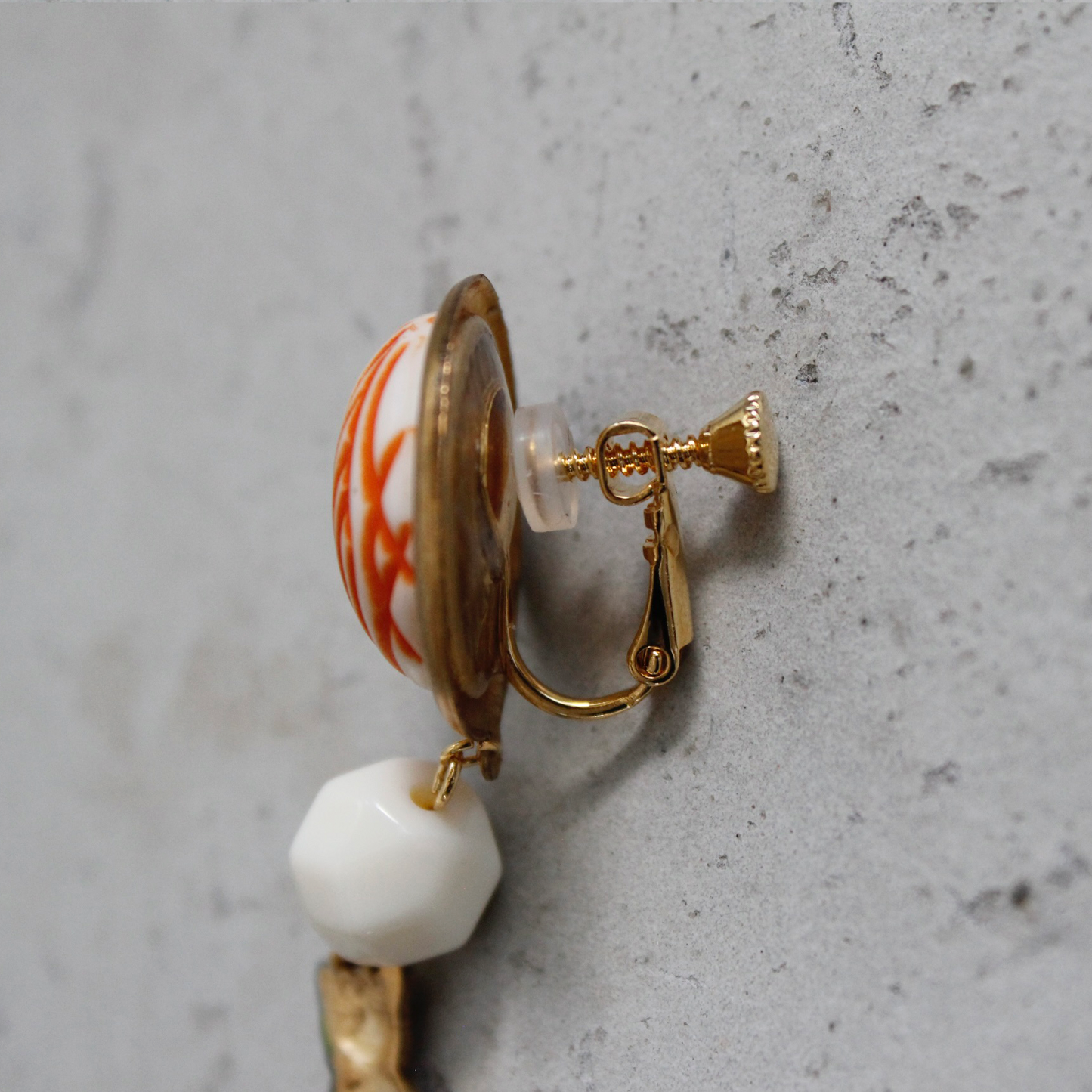 Scratched Cabochon & Sitting Cat Earring / Orange